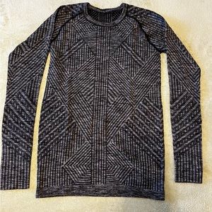 Lululemon heather gray long-sleeve knit shirt 
Size small